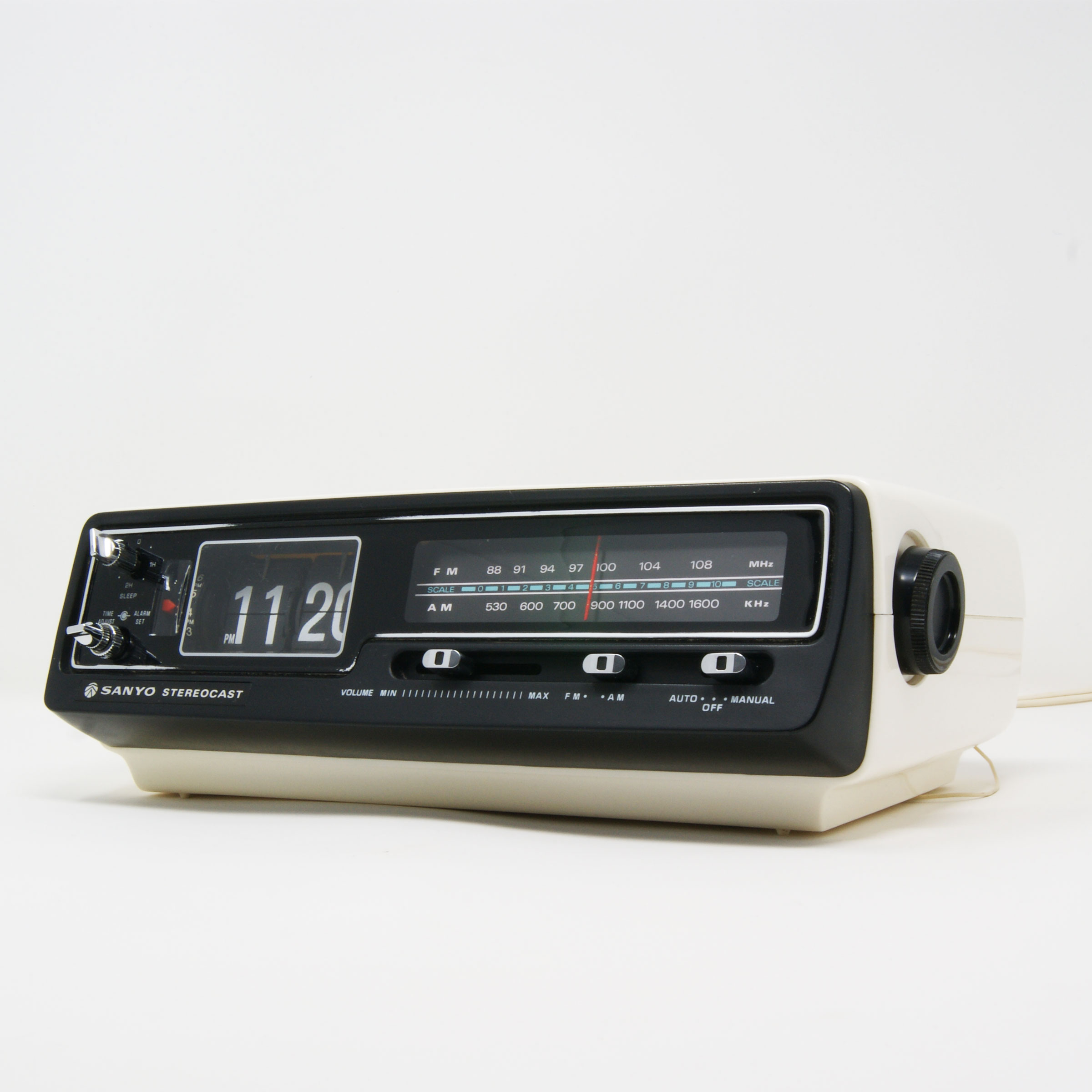 Radio reloj despertador flip clock Sanyo Stereocast Regreso al futuro